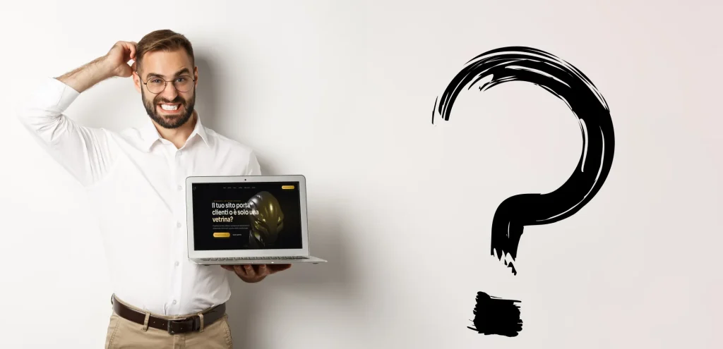 Uomo con occhiali confuso mostra un laptop con un sito web accanto a un grande punto interrogativo nero.